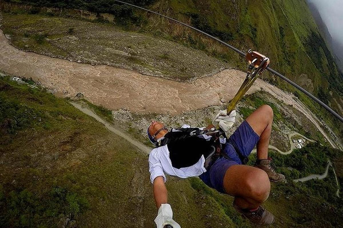 một người đàn ông đang cầm một cây sào trên đồi