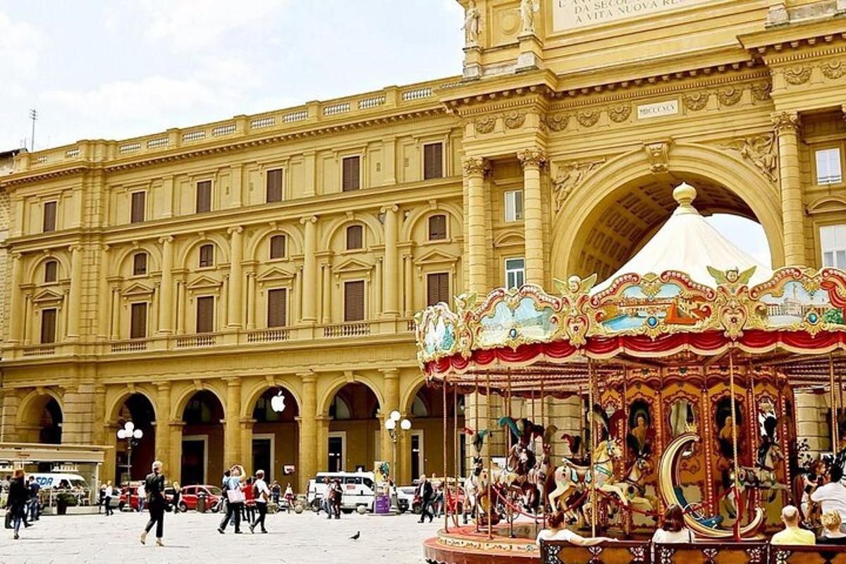 un grande edificio giallo con una giostra di fronte
