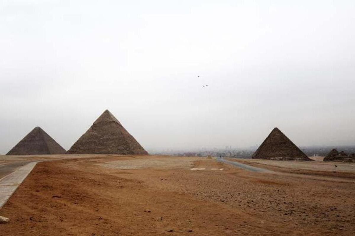 näkymä Gizan pyramideille autiomaassa