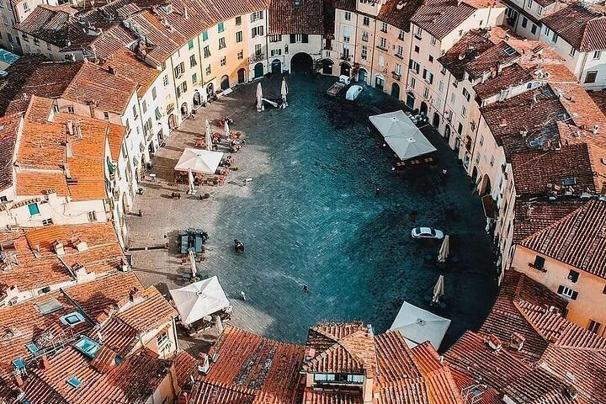 una vista aerea di una pozza d'acqua tra gli edifici