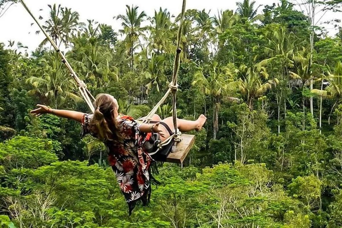 una donna che si dondola su un'altalena di corda nella giungla