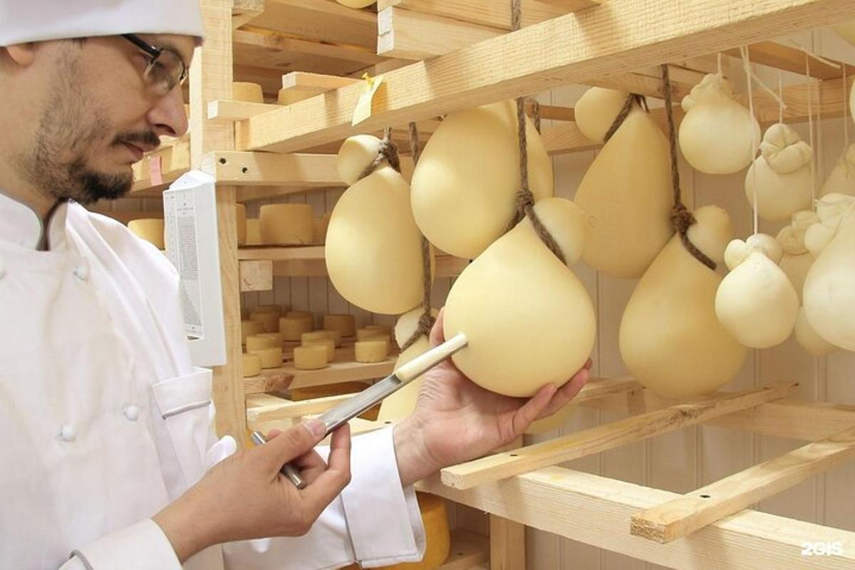 uno chef che guarda una mostra di uova in un negozio