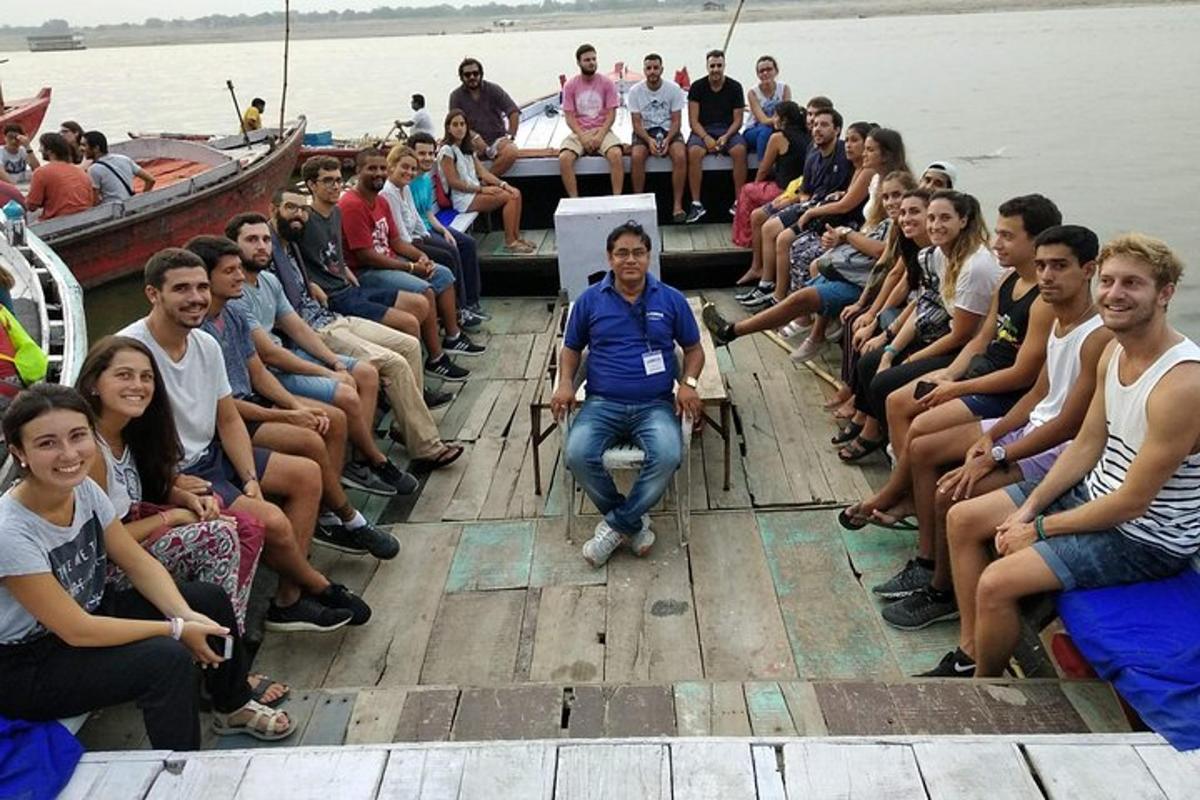 Un gran grupo de personas sentadas en un muelle