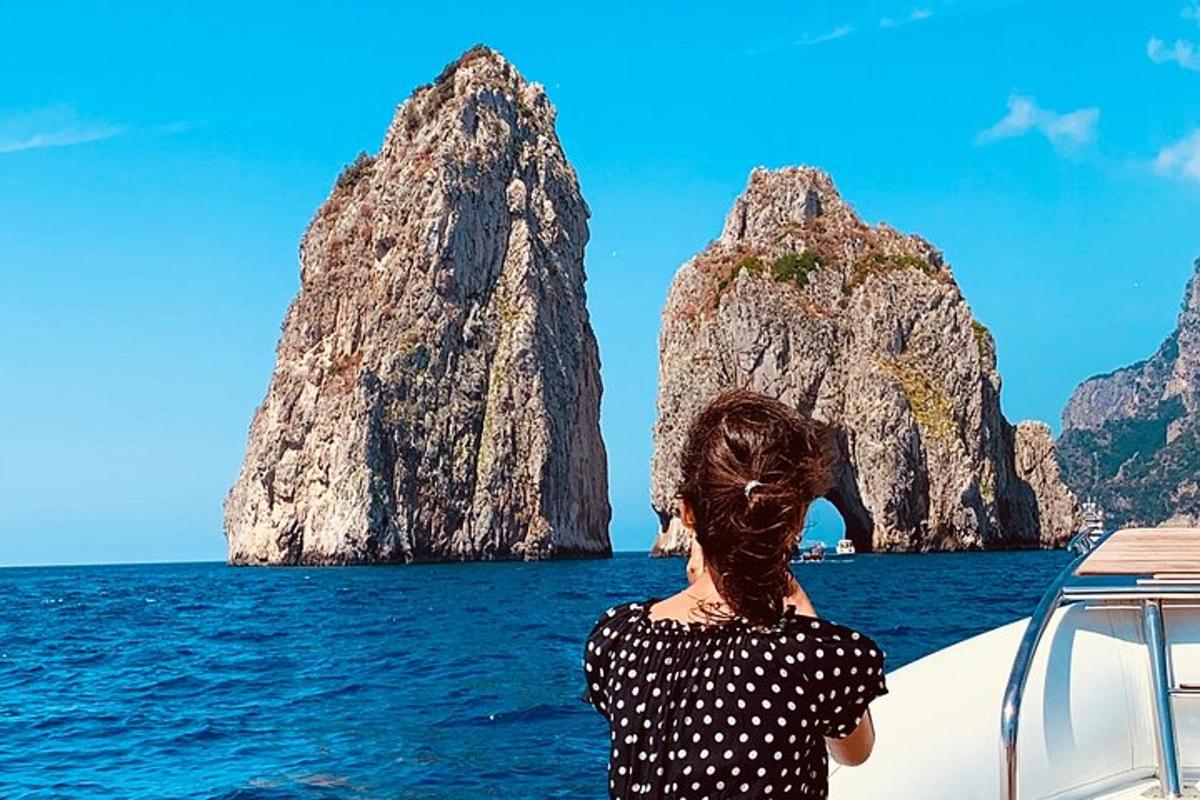 ボートの上に立って海を眺めている女性