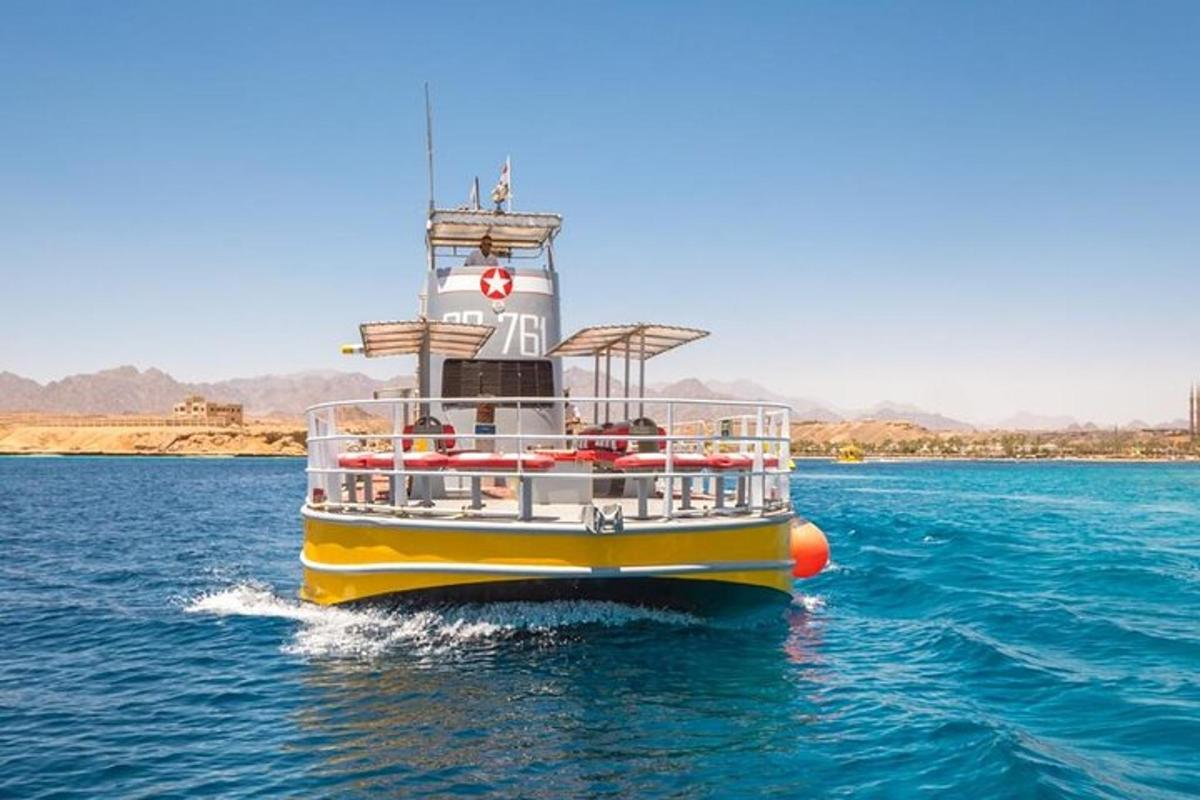μια κίτρινη και άσπρη βάρκα στο νερό