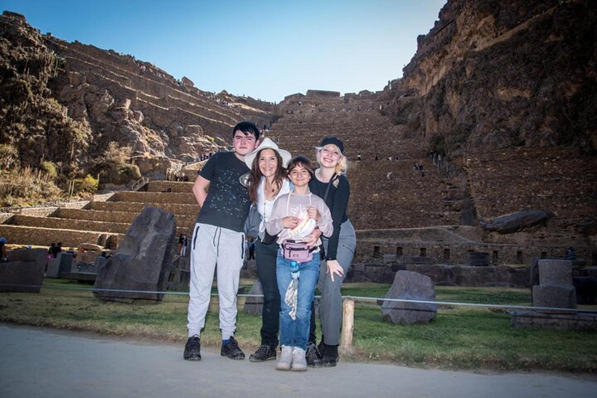 um grupo de pessoas posando para uma foto em um anfiteatro