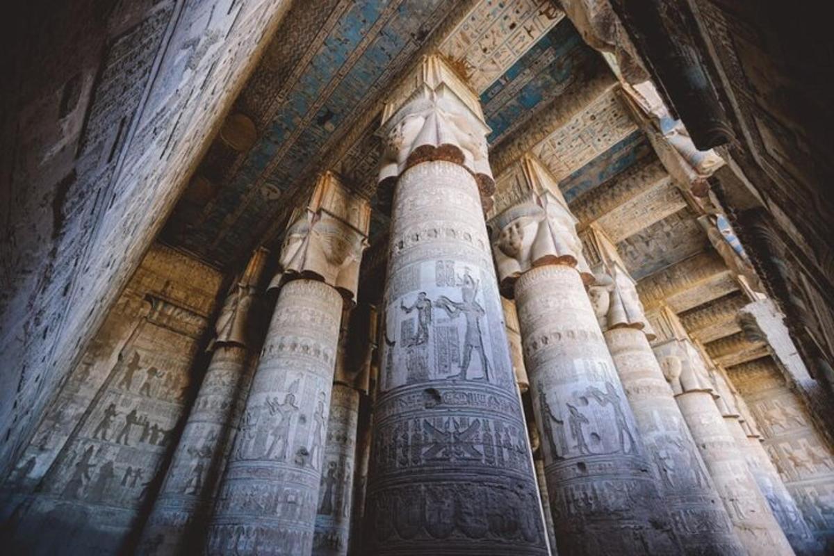 hópur súlna í byggingu með hieroglyfjum
