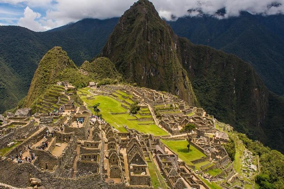 una vista aerea di un'antica città su una montagna