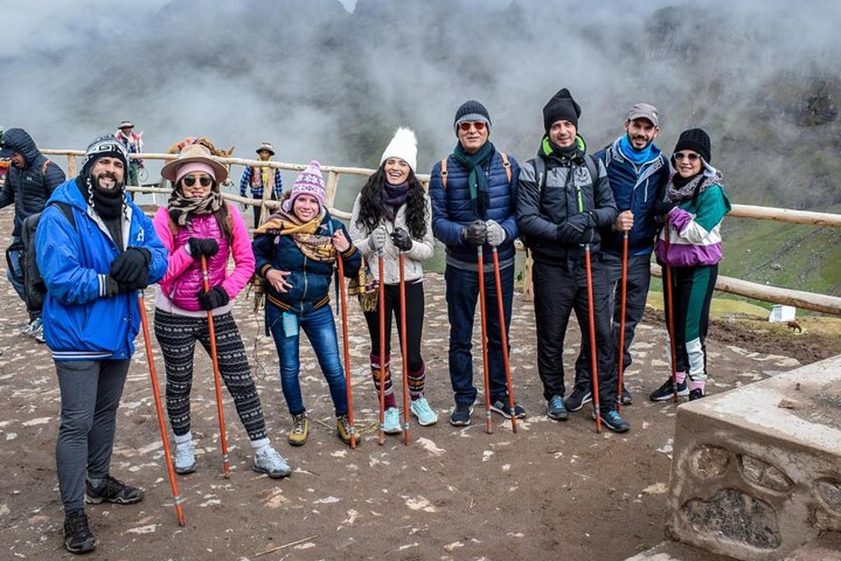 skupina lidí pózujících pro fotografii na hoře