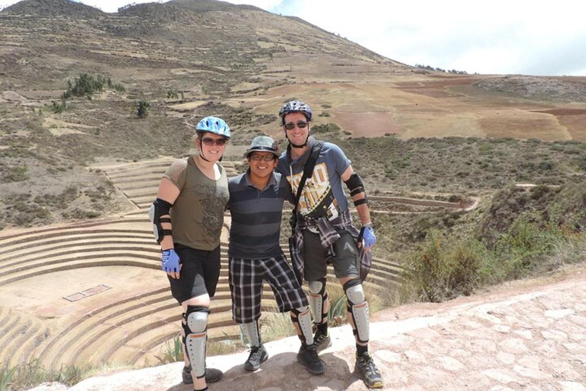 drie mensen poseren voor een foto op de top van een berg