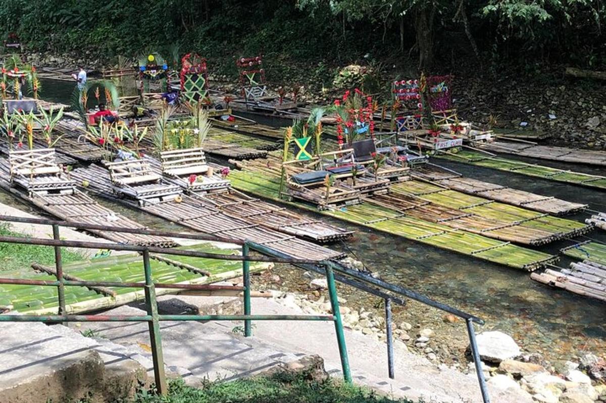 un parco con un parco giochi con sedie e scivoli