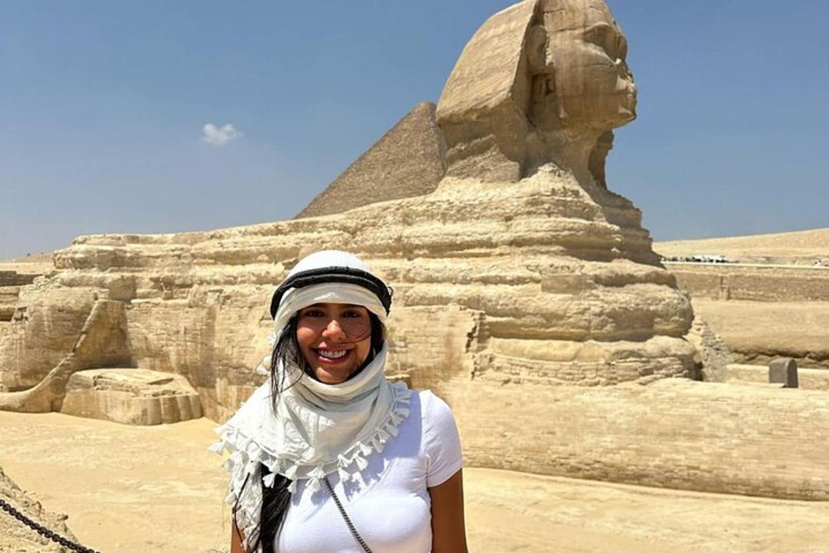 žena stojaca pred pyramídami