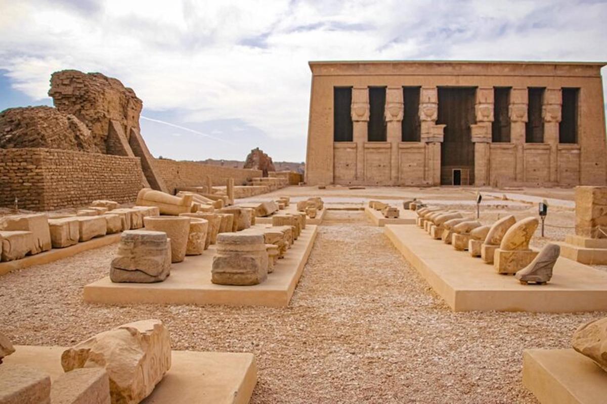 una vista de un edificio en el desierto