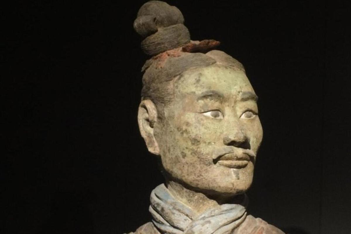 a statue of a man with a hat on his head