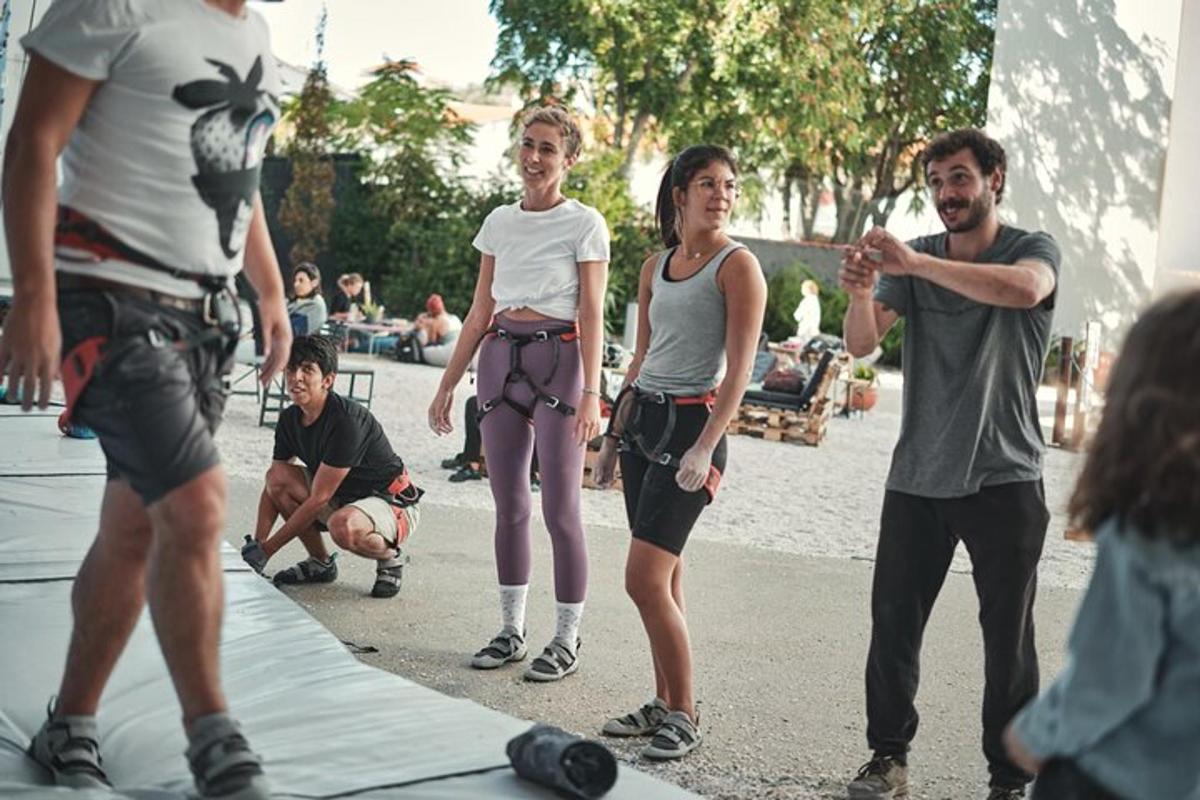 skupina lidí stojících v parku
