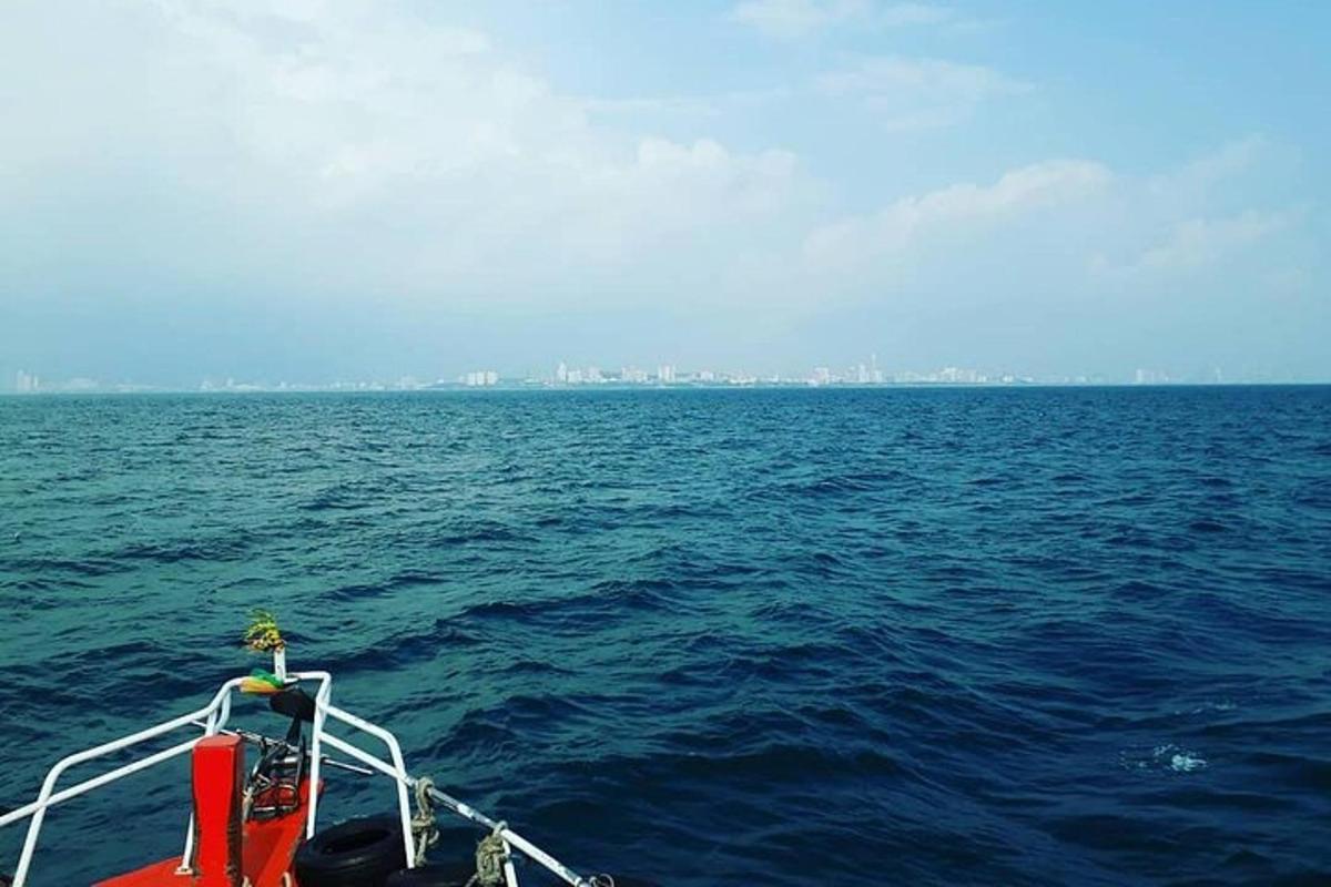 una barca in mezzo a un grande specchio d'acqua
