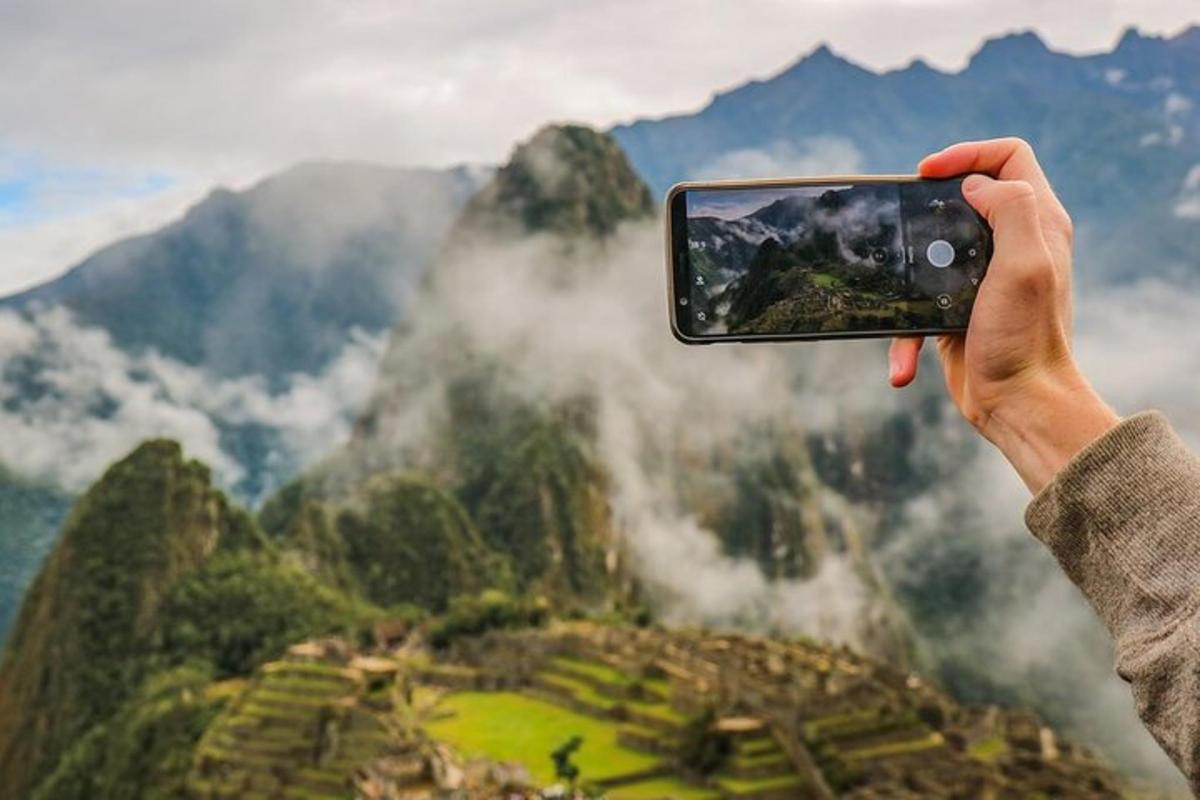 một người đang chụp ảnh một ngọn núi