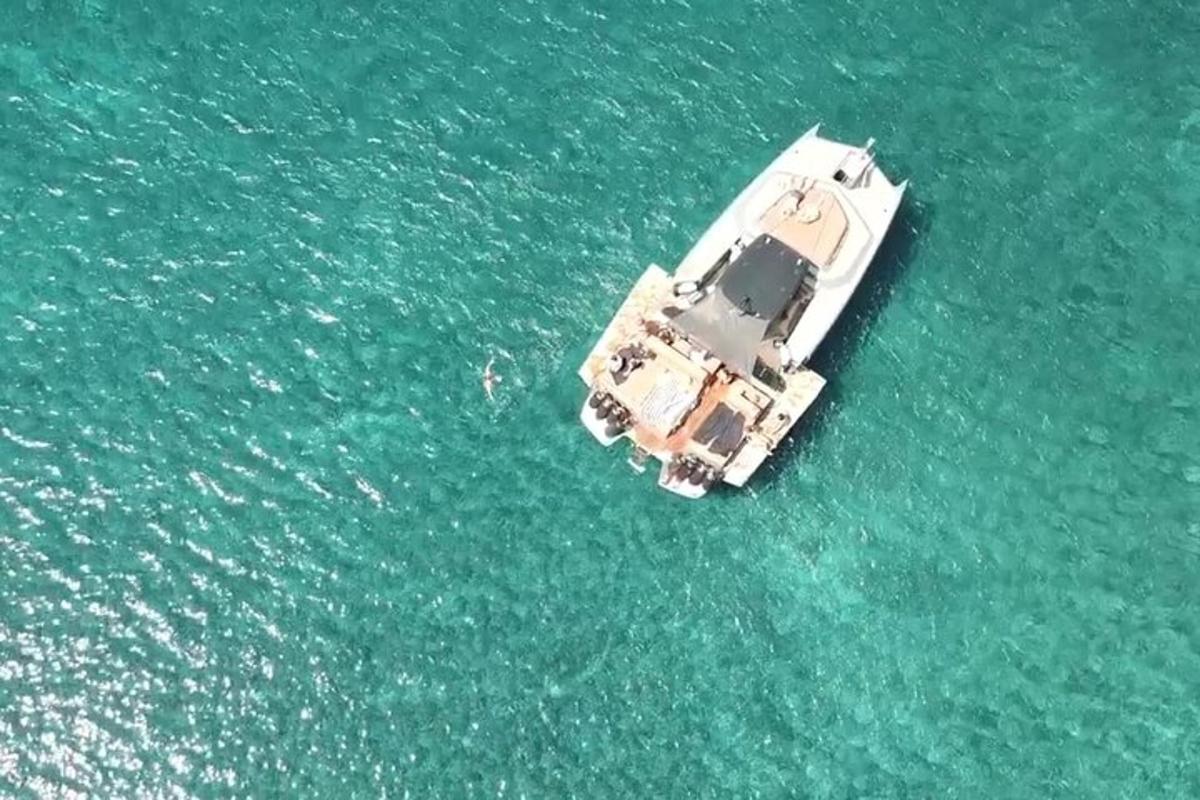 o vedere aeriană a unei bărci în apă