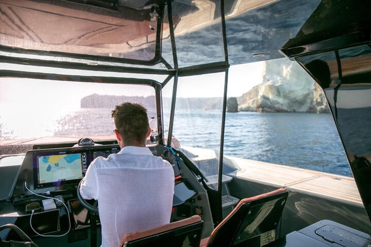 un uomo seduto su una barca che guarda l'acqua
