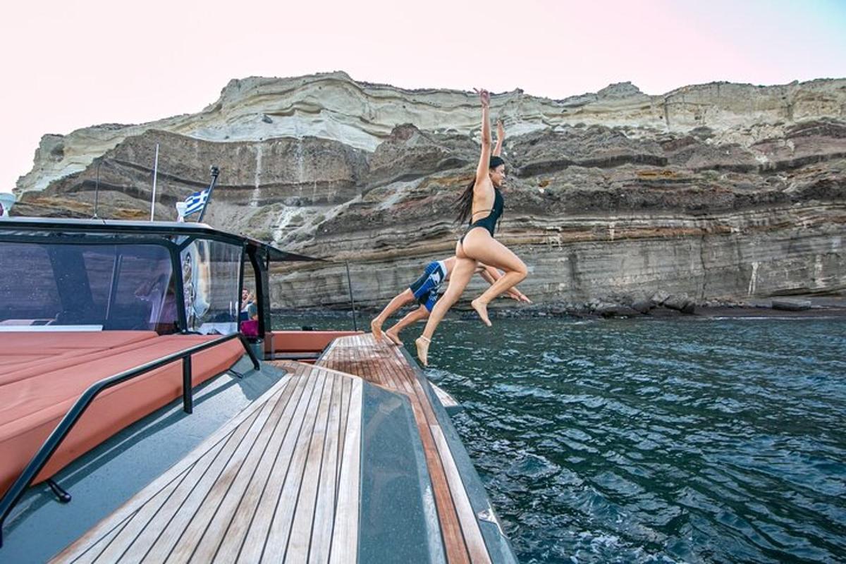 una donna che salta in acqua su una barca
