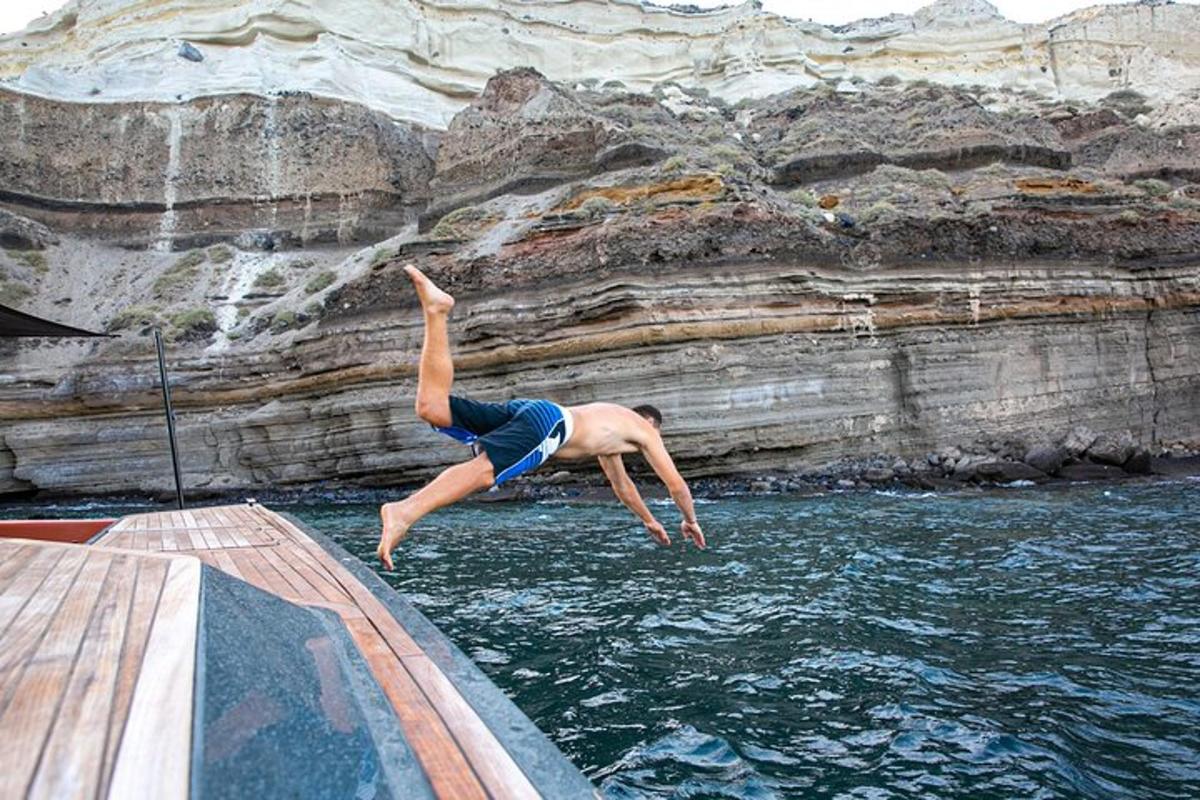 un uomo che si tuffa in acqua da una barca