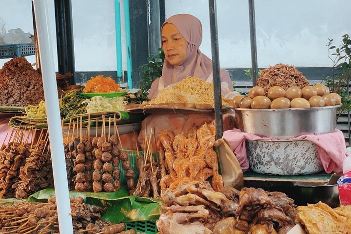 seorang wanita berdiri di hadapan bufet makanan