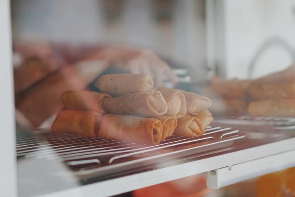 longgokan hot dog di atas panggangan di dapur