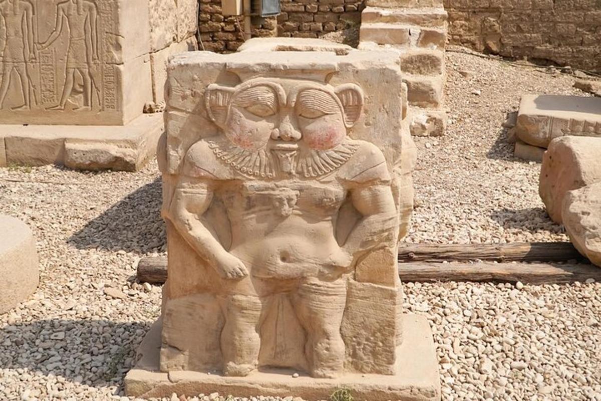 una estàtua d'un home dret sobre un pilar de pedra