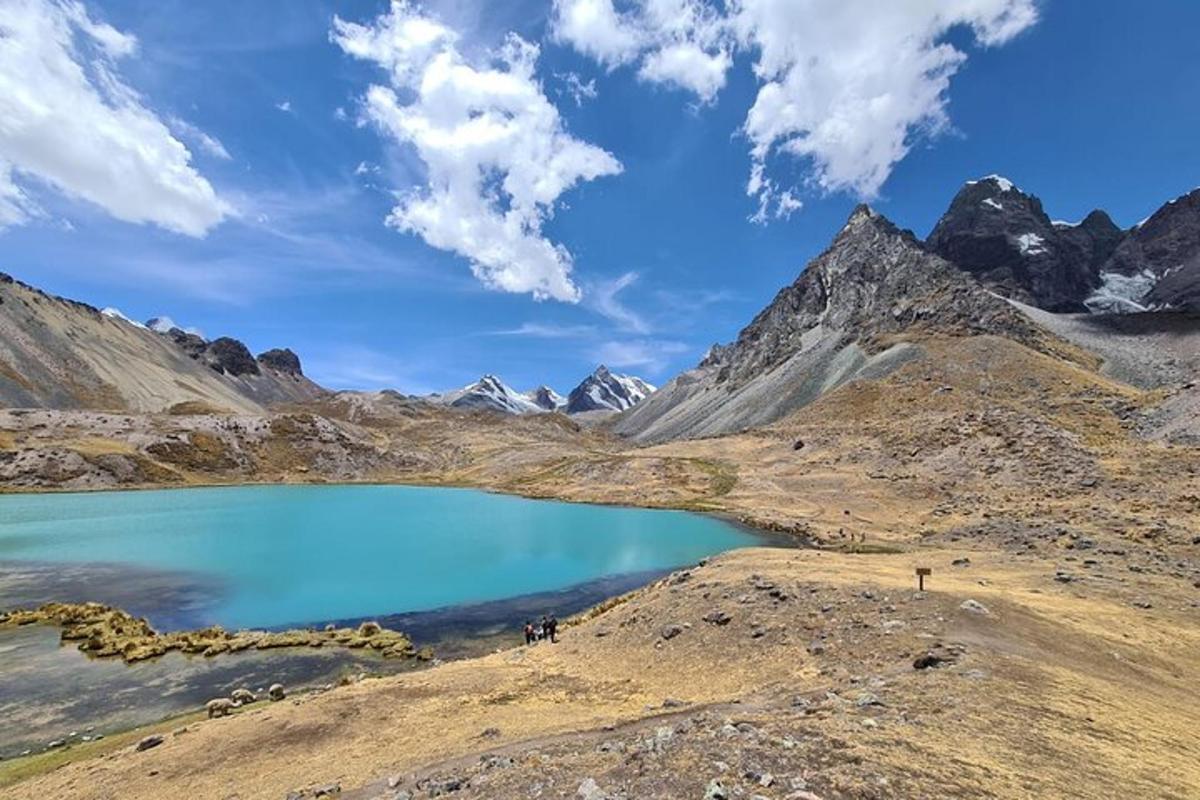 un lago de montaña en medio de una cordillera