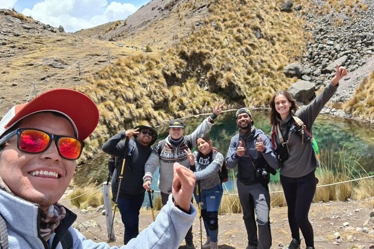 un gruppo di persone in escursione in montagna