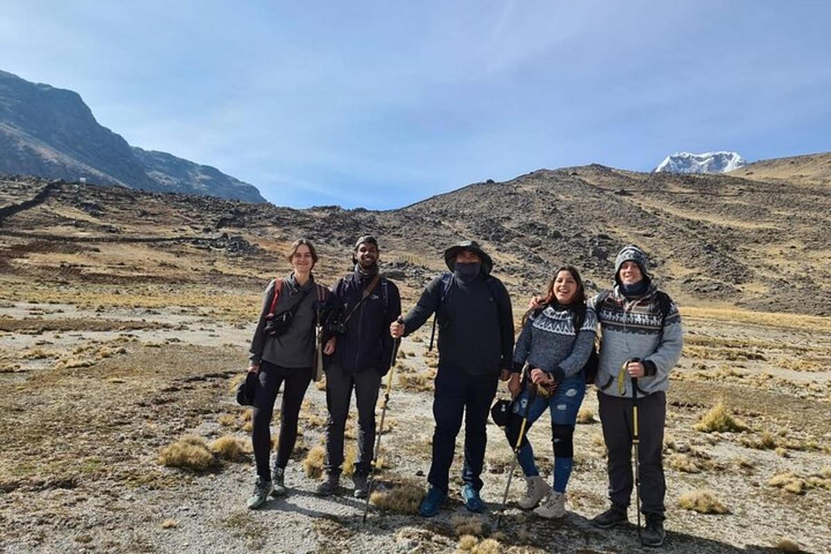um grupo de pessoas posando para uma foto nas montanhas