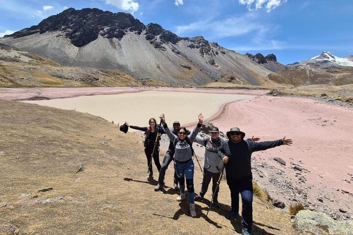 un gruppo di persone in piedi sulla cima di una montagna