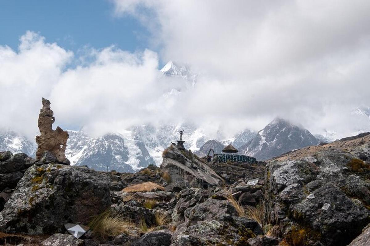 una montagna con una croce in cima a una montagna