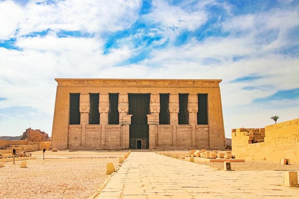 un edificio nel deserto con un cielo blu