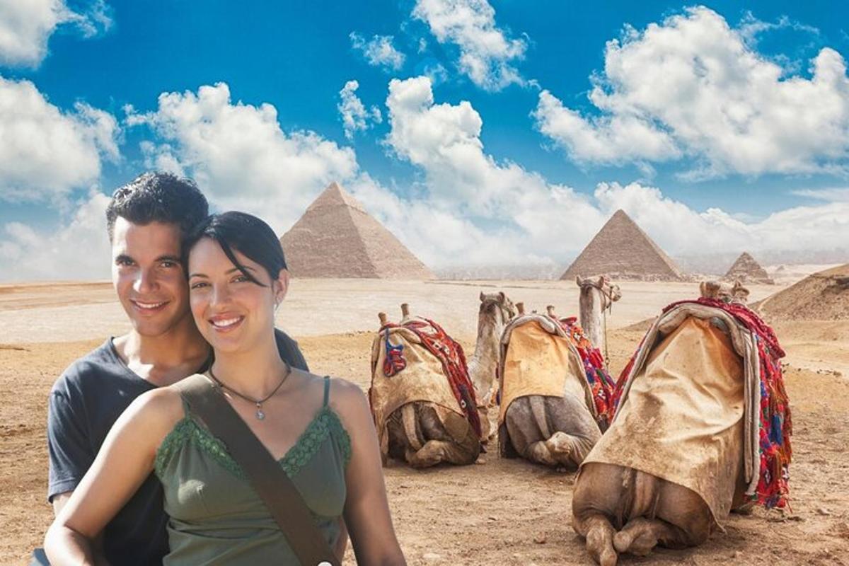 Un hombre y una mujer posando frente a las pirámides.