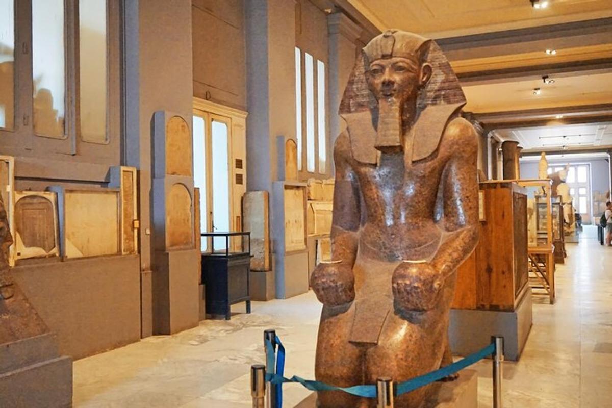una statua di una donna esposta in un museo