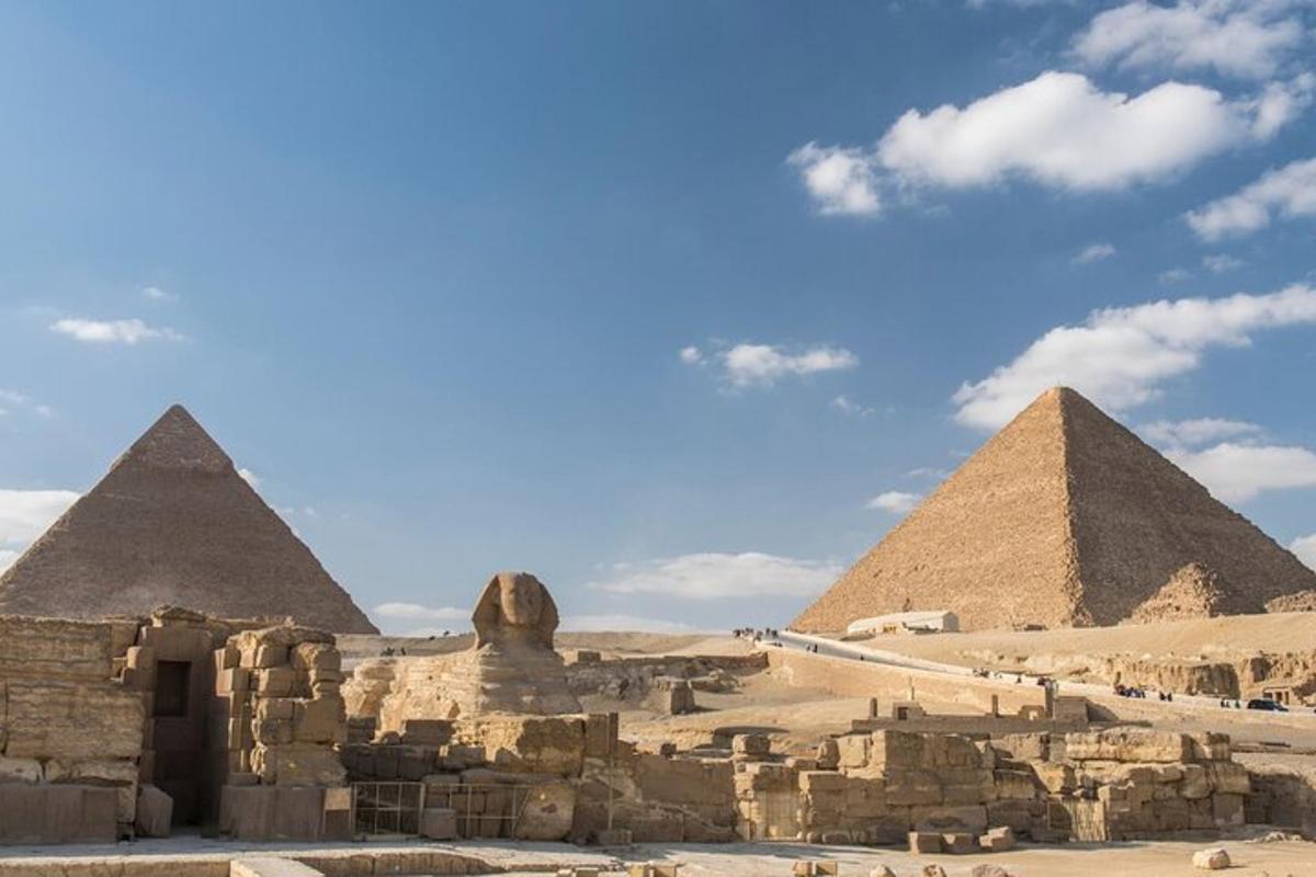 una vista delle piramidi di Giza al Cairo