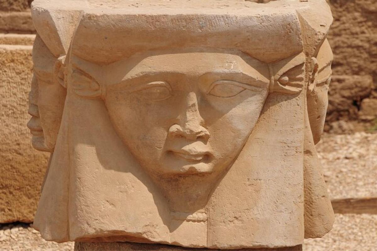 una statua di un volto su un muro