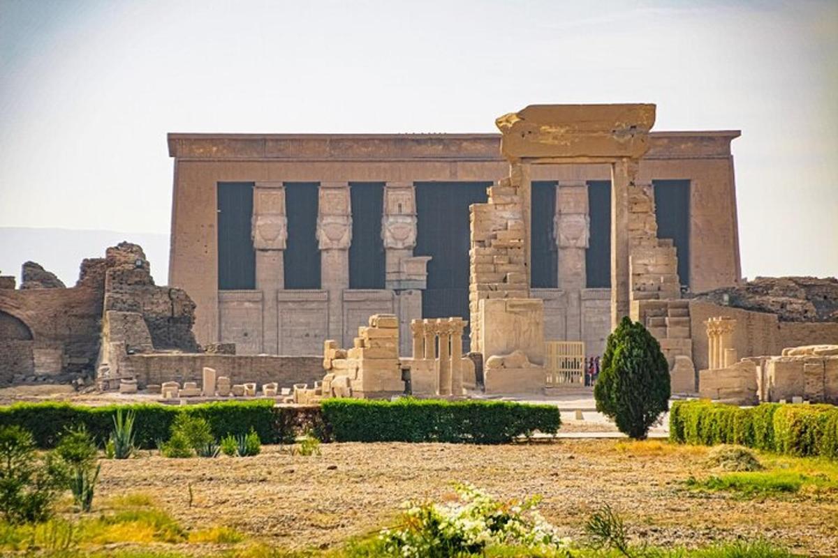 un grande edificio con colonne di fronte