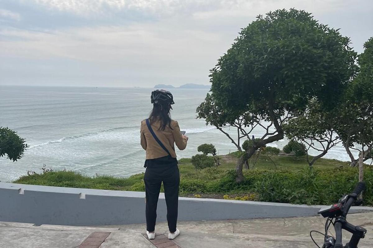 một người phụ nữ đứng trên tường nhìn ra đại dương