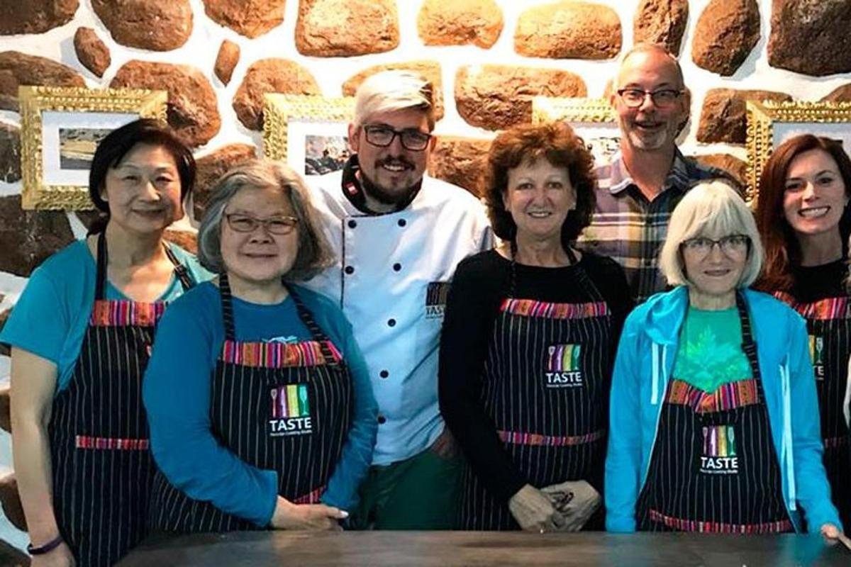 Un grupo de personas posando para una foto delante del pan.