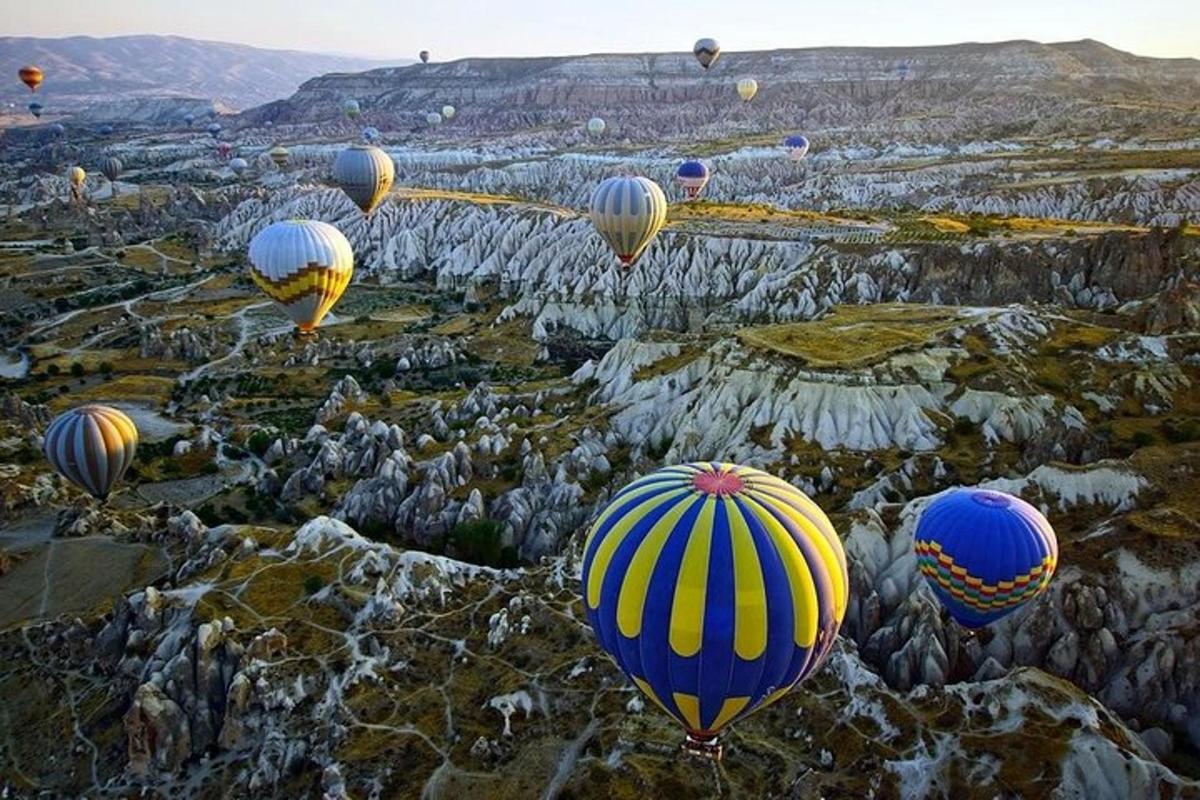 banda horkovzdušných balónů letících nad horou