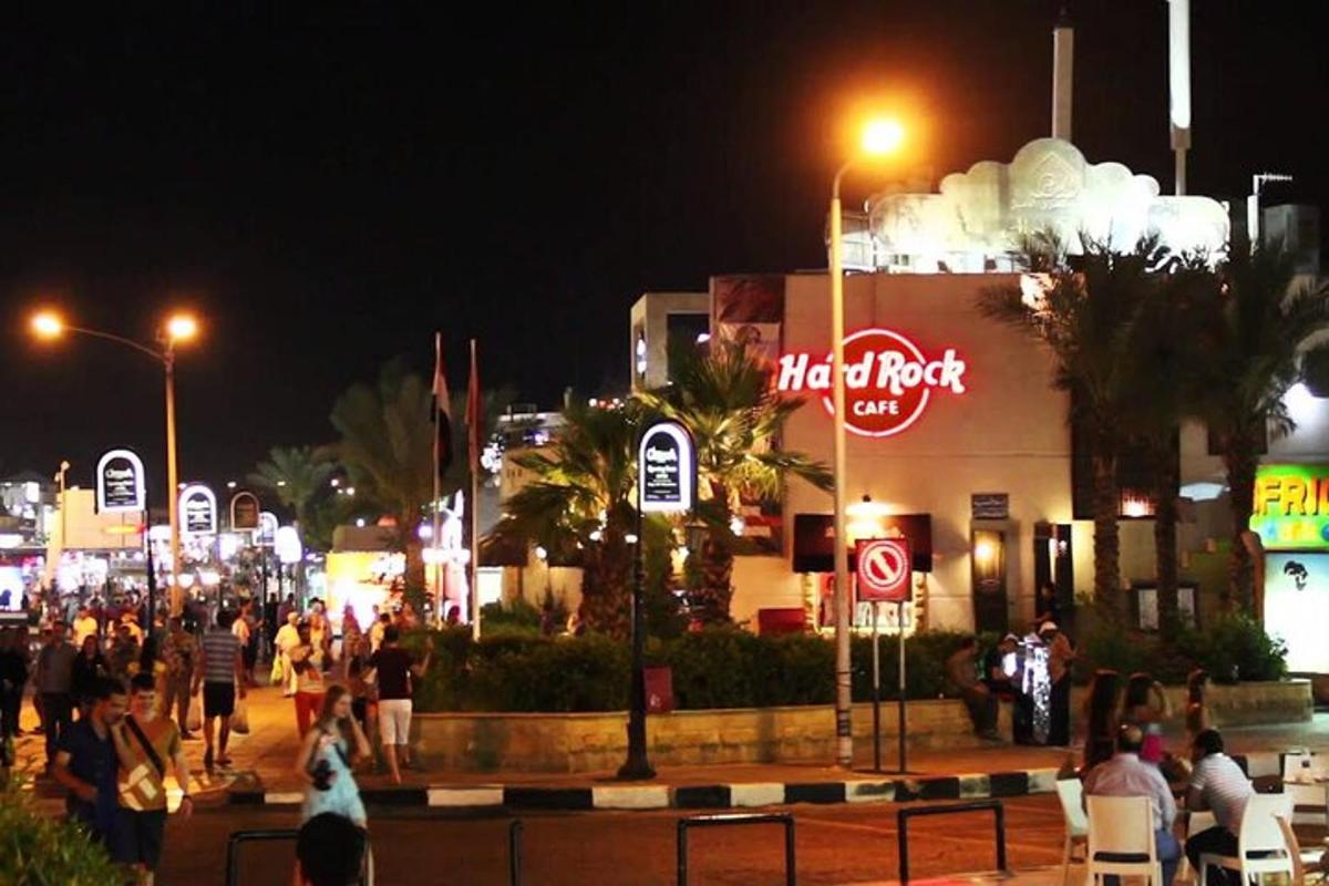 קהל אנשים הולך ברחוב בלילה