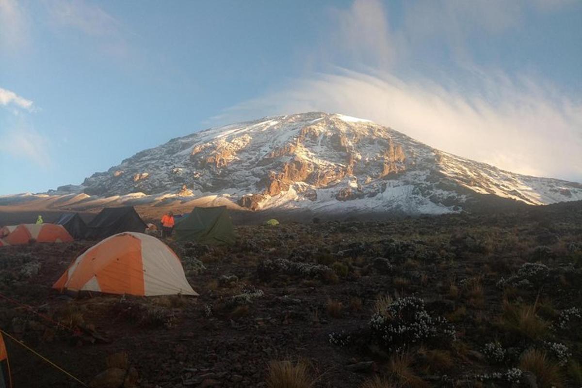 fjall með tjöldum og snæþakið fjall