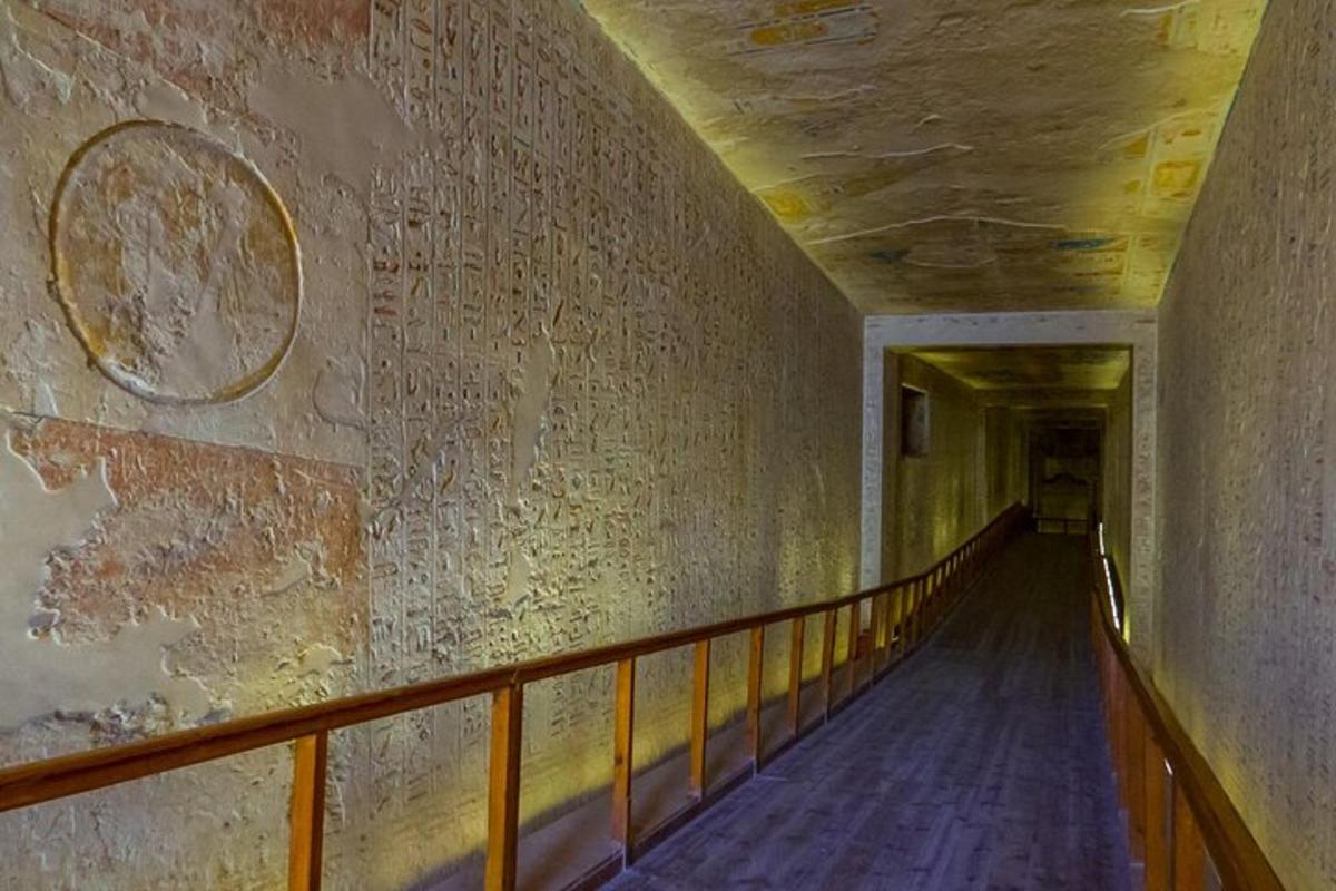 un lungo corridoio in un vecchio edificio con scritte sul muro