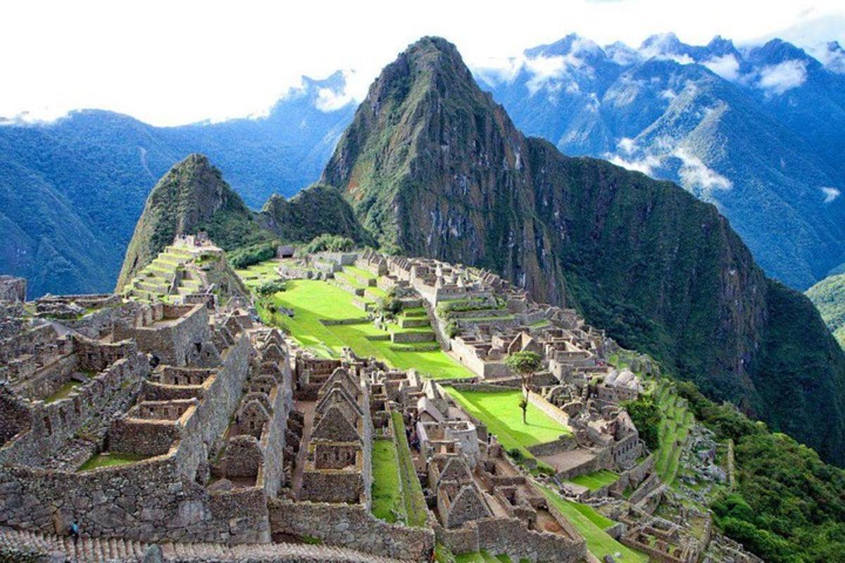 uma vista de machu picchu com montanhas ao fundo