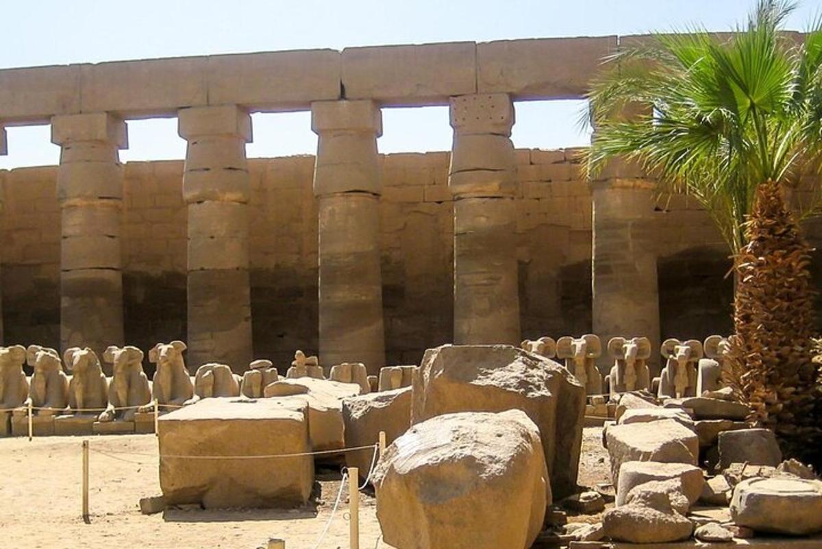 un gruppo di statue antiche di fronte a un edificio