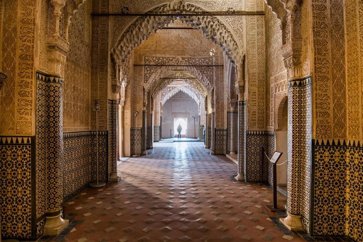 ممر فارغ به قوس في مبنى