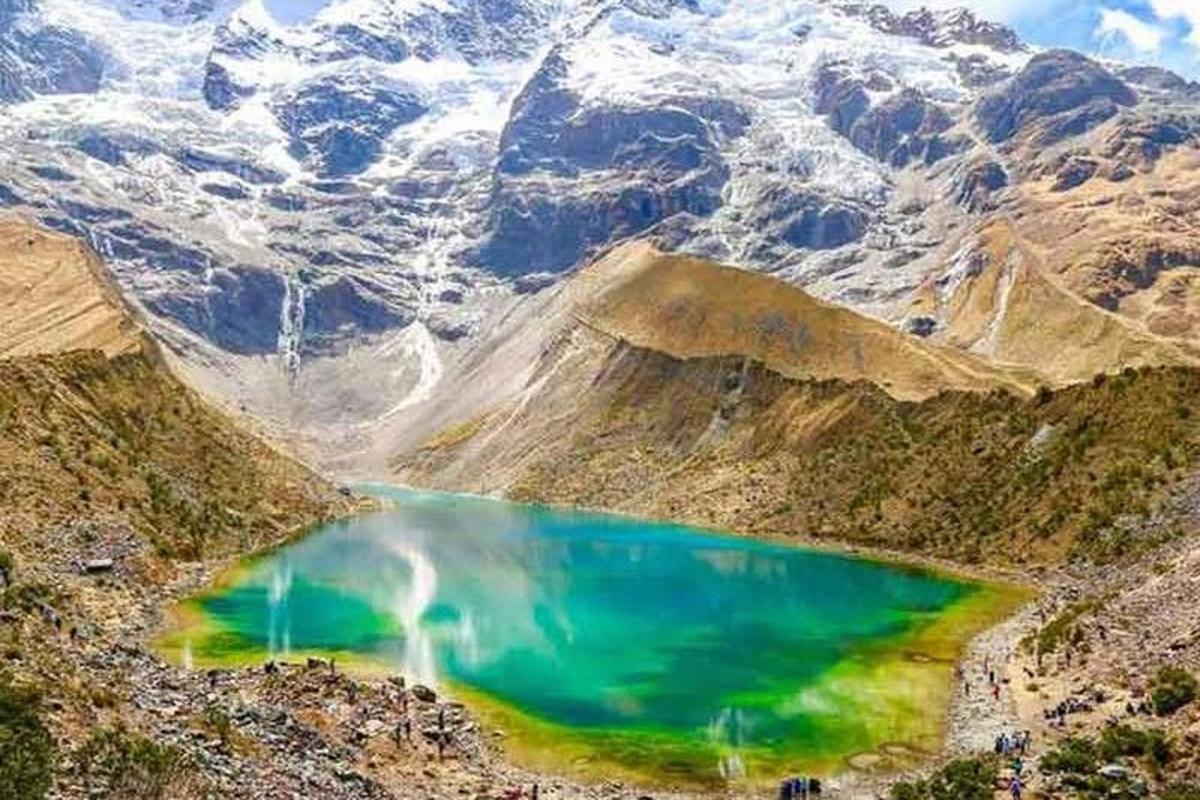 zračni pogled na jezero v gorah
