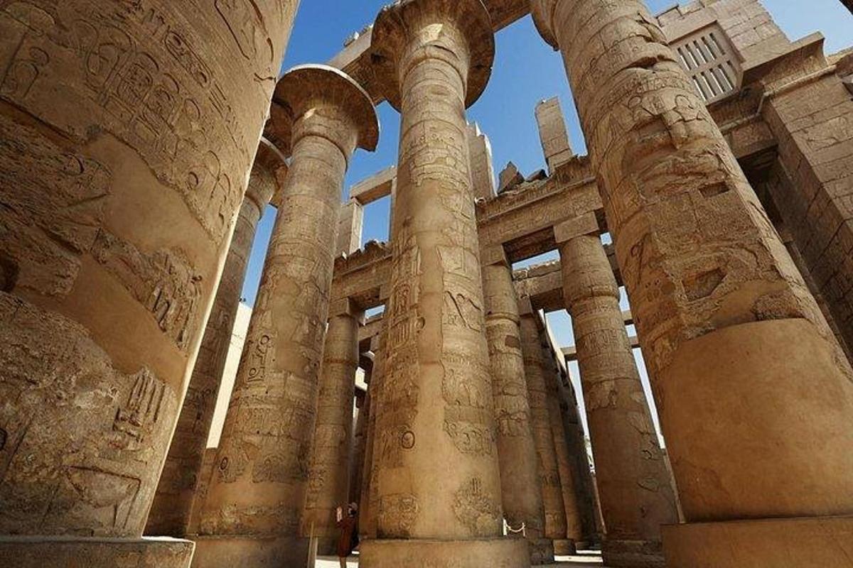 un grupo de columnas en un edificio antiguo